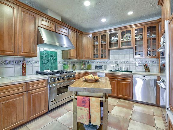 5th image of 725 Correas St