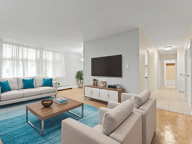 1431 Lakeshore Rd — Photo 3