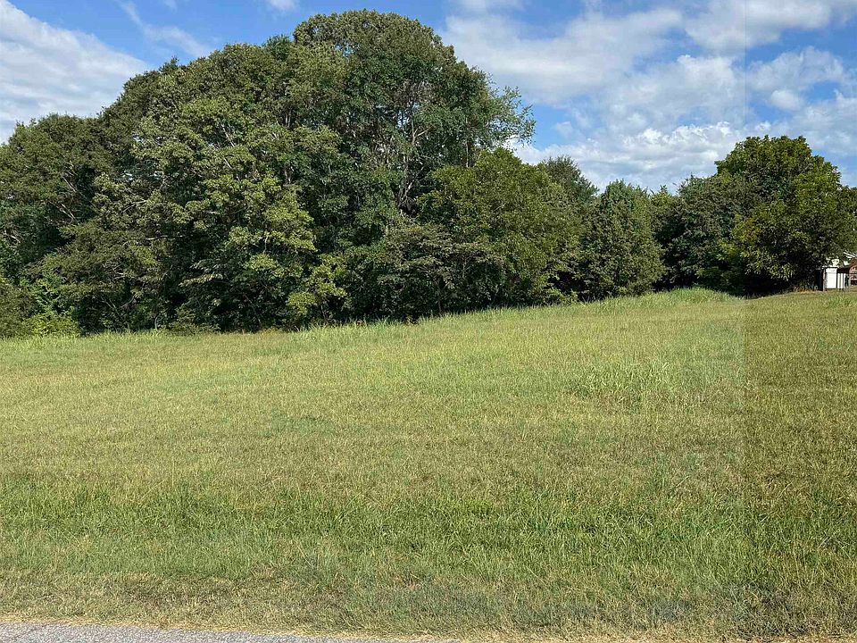 2nd image of 140 White Oak Dr