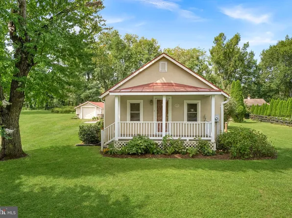 35121 Bloomfield Rd, Round Hill, VA 20141