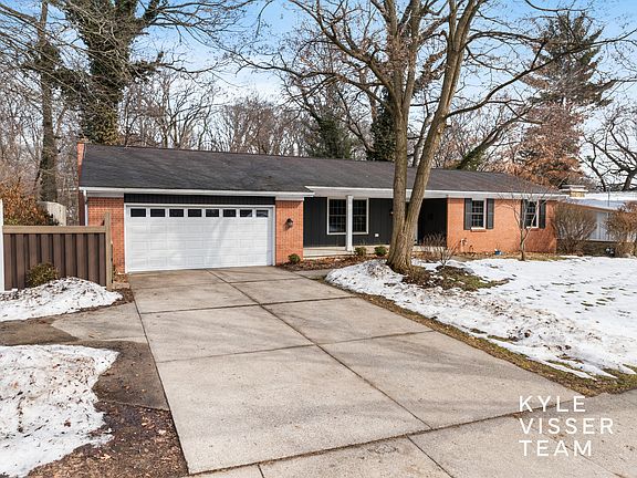 3rd image of 2410 Okemos Dr SE