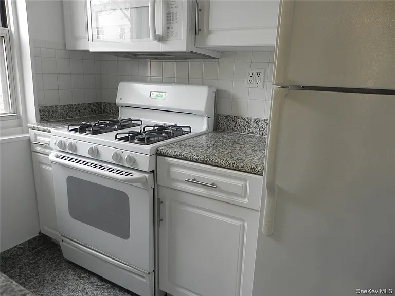 11 Schenck Ave #2D — Photo 8