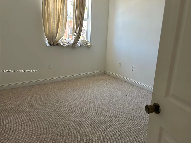 915 SW 143rd Ter #2008 — Photo 6