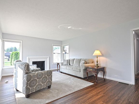 4th image of 739 Country Club Ln