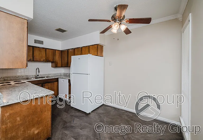 South Court Apartments — Photo 19