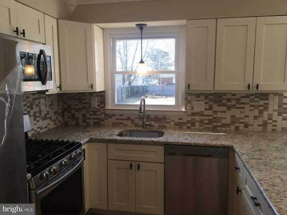 2nd image of 734 S Myrtle St