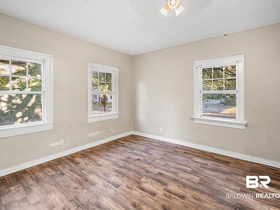 5th image of 401 Gaston St