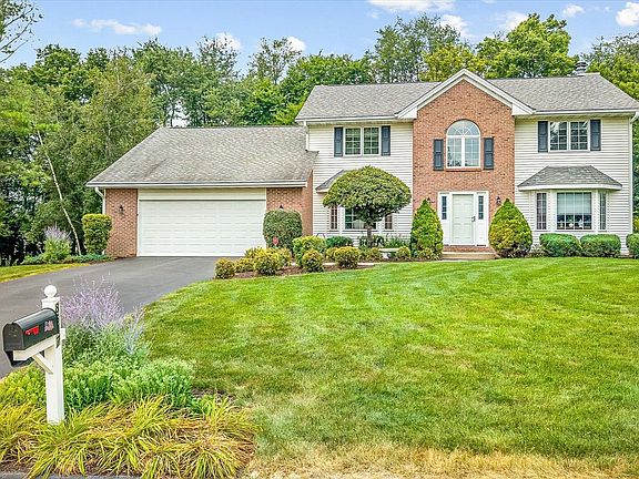 3rd image of 8647 Oakwood Glen Dr