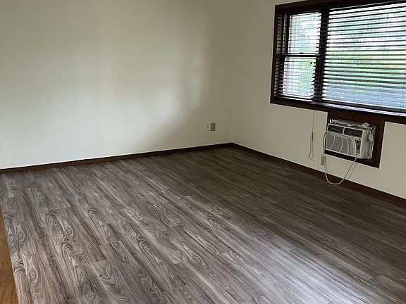 5th image of 326 E Green Meadow Dr