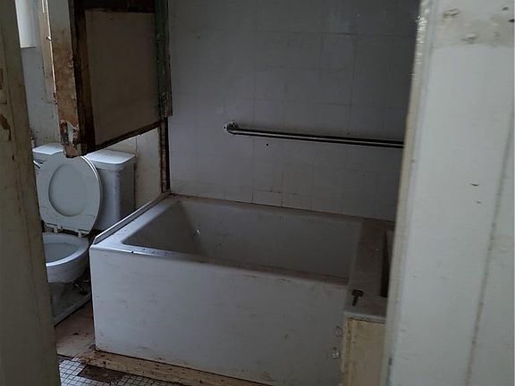 4th image of 74 Carrick Ave