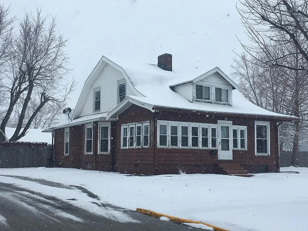 724 E Main St photo 1