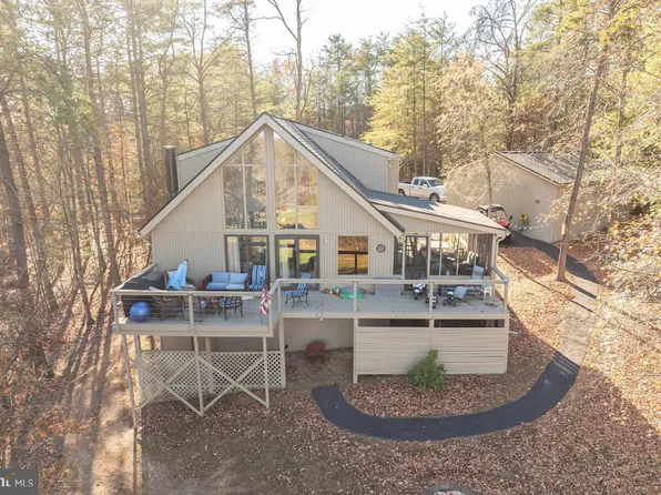496 Winter Camp Trl, Hedgesville, WV 25427
