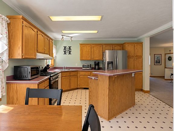 5th image of 200 Falcon Ln