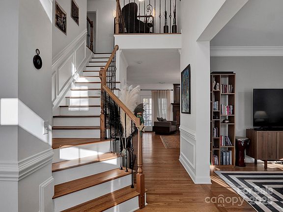 5th image of 901 Staghorn Ln