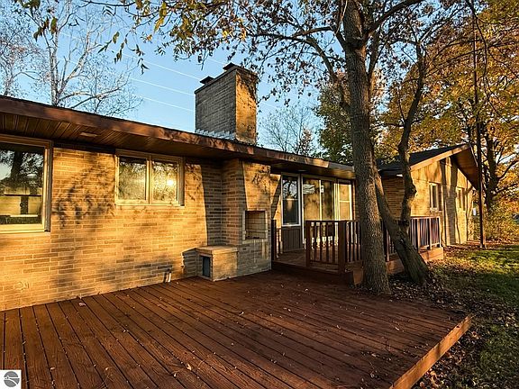 2nd image of 2965 N Mission Rd