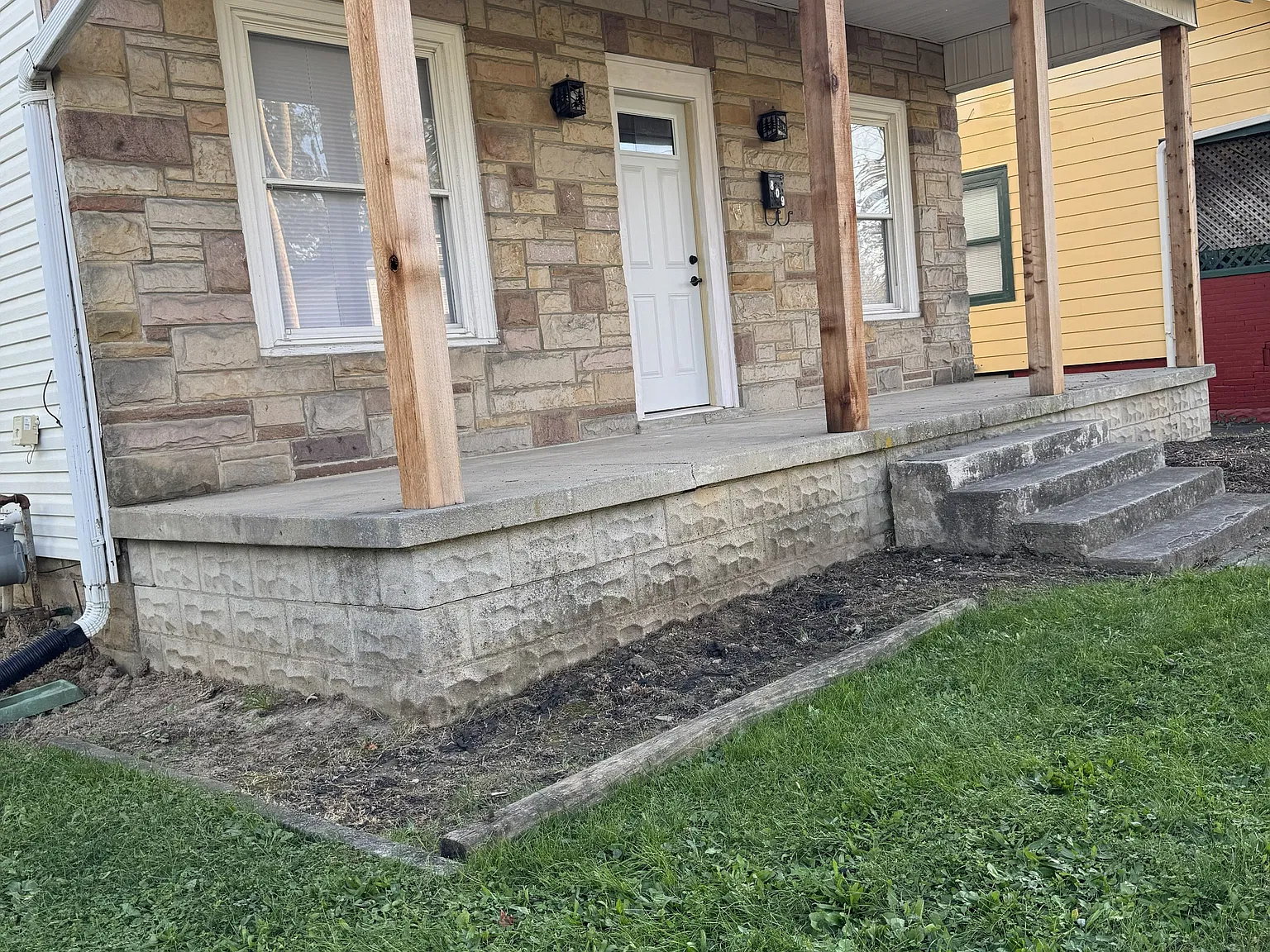 2BR House with Garage — Photo 2