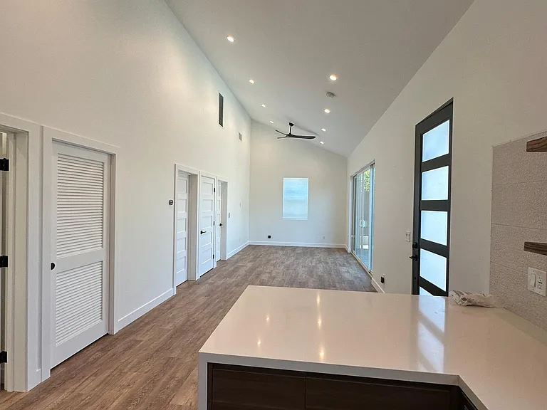1845 N Screenland Dr — Photo 8