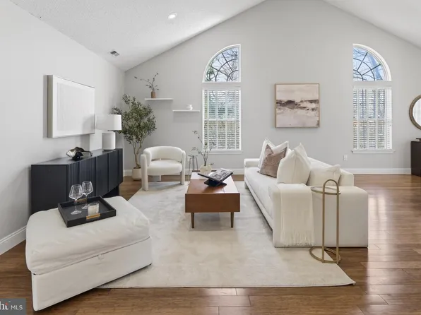 7702 Normandy Dr, Mount Laurel, NJ 08054