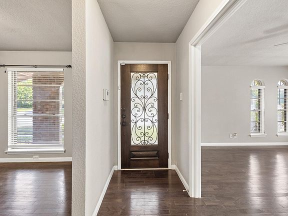 4th image of 310 De Soto Dr