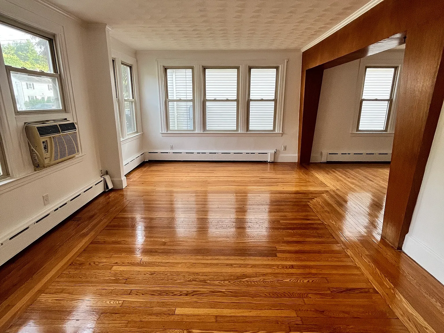 2 bed, 1.0 bath, 2400 sqft, $2,100 — Photo 3