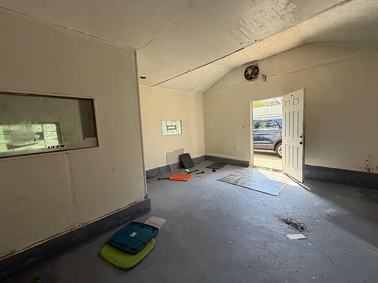 1400 S Westmoreland Ave — Photo 8