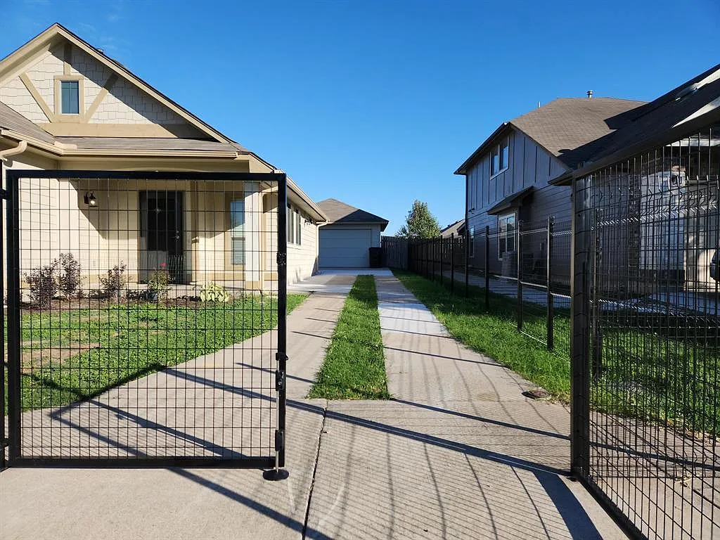 3 bed, 2.0 bath, 1091 sqft, $1,700 — Photo 3