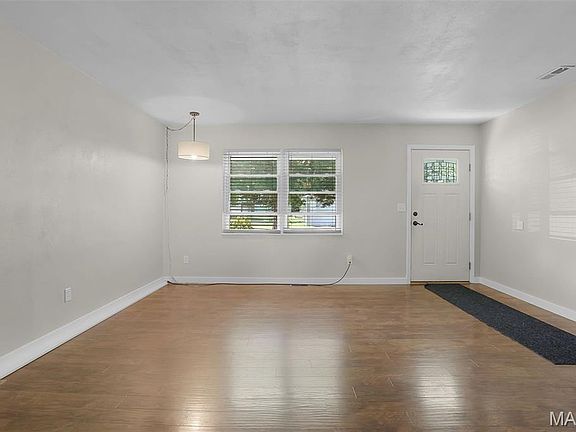 5th image of 117 W Oak St