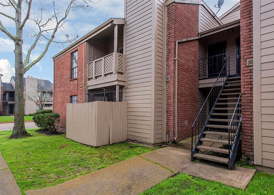 1st image of 12500 Sandpiper Dr APT 22