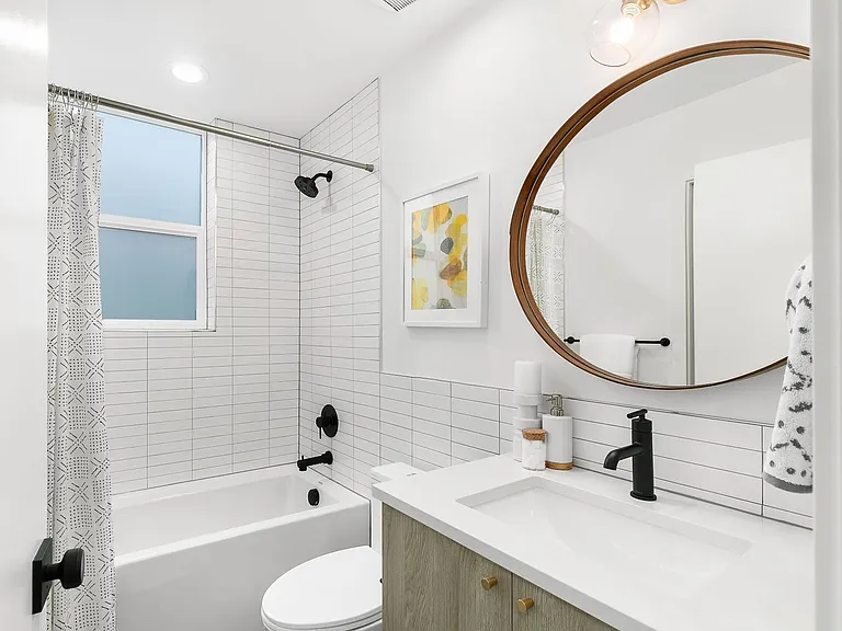 2408 Dexter Ave N #E — Photo 11
