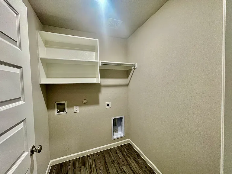 525 Ardsley Ln — Photo 7