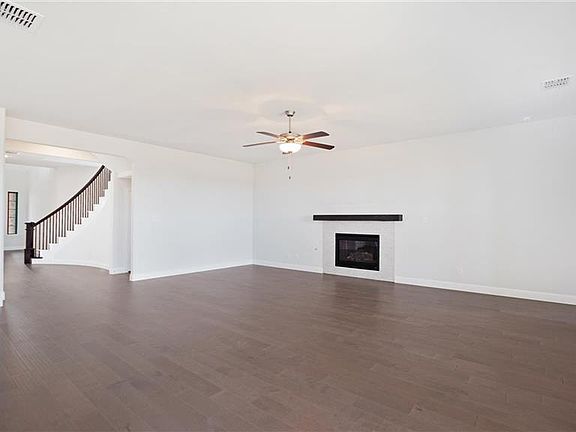 3rd image of 1012 Magnolia Ln