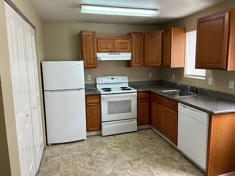 410 SW Fall St — Photo 10