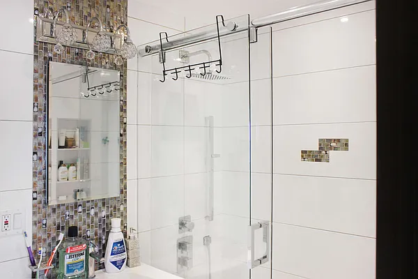 Sold by Thomas Lipovetsky, LREB | media 30