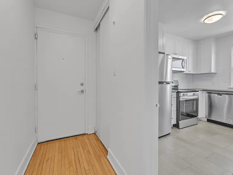 389 Yonge St — Photo 26