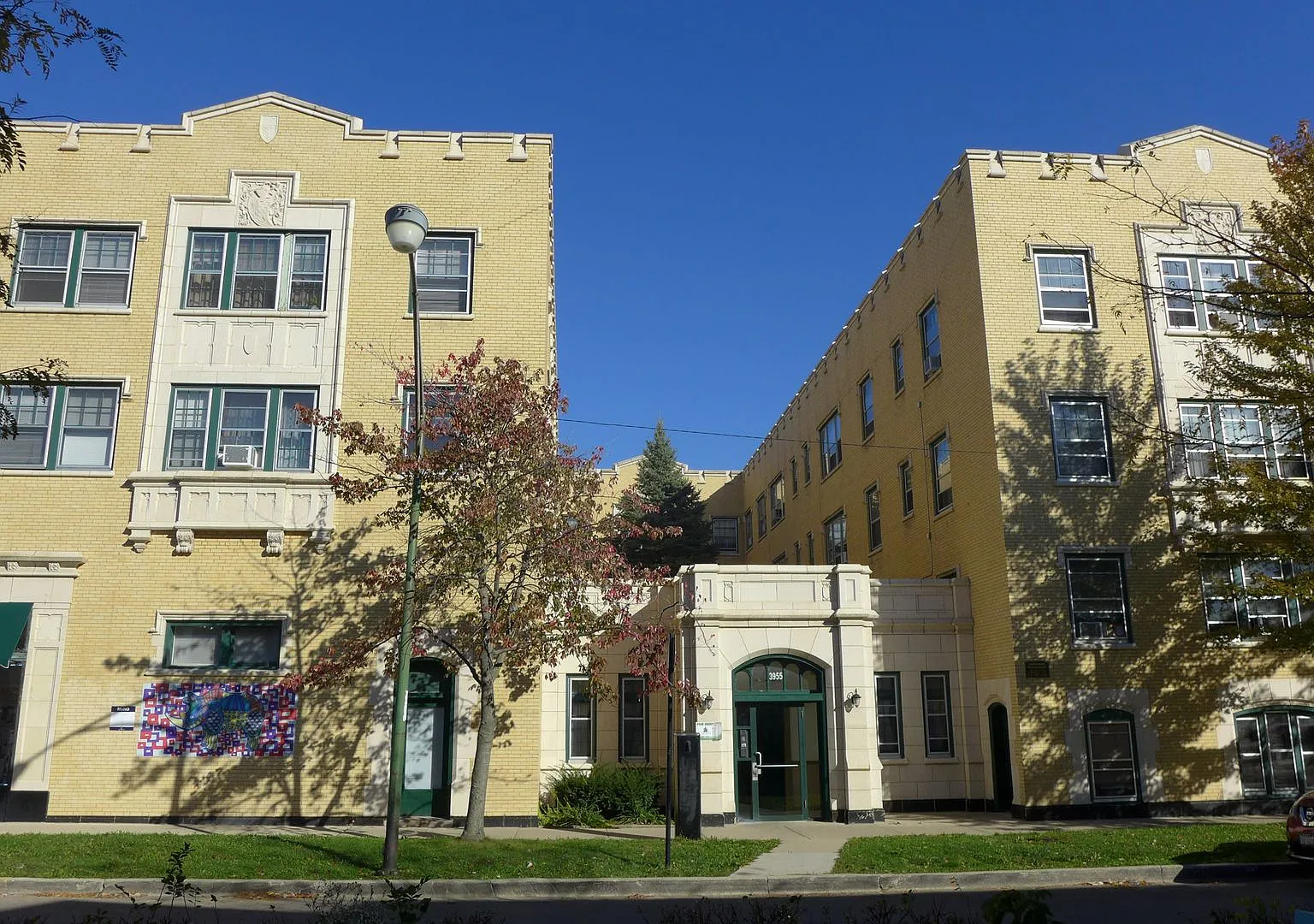 Lamon Courts Apartments — Photo 1