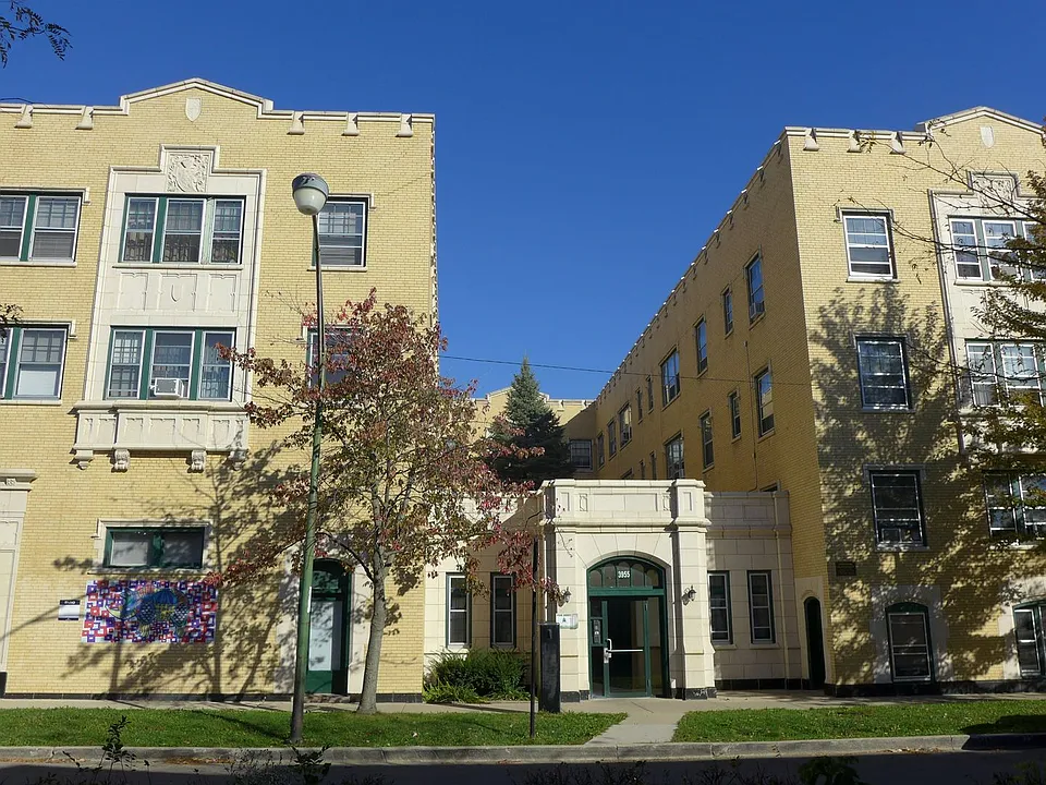 Lamon Courts Apartments