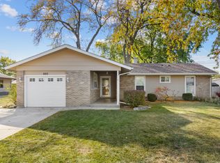 660 Middlebury Ln, Elk Grove Village, IL 60007