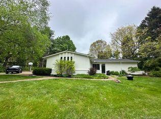 11221 Meadowood Dr, Brighton, MI 48114