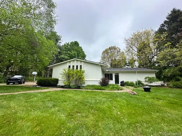 11221 Meadowood Dr, Brighton, MI 48114