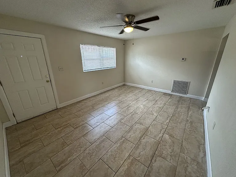 303 W Myrtle St — Photo 2