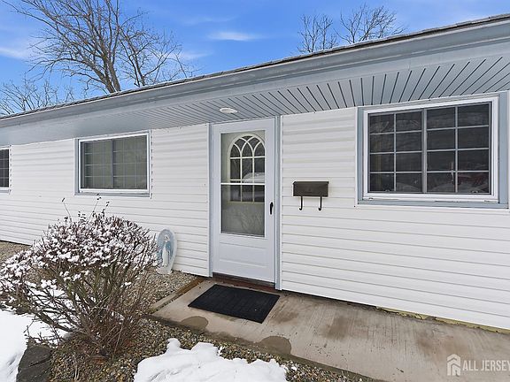 3rd image of 10 Cranston Rd