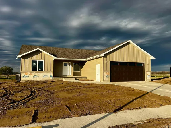 1206 Country Club Dr, Elk Point, SD 57025