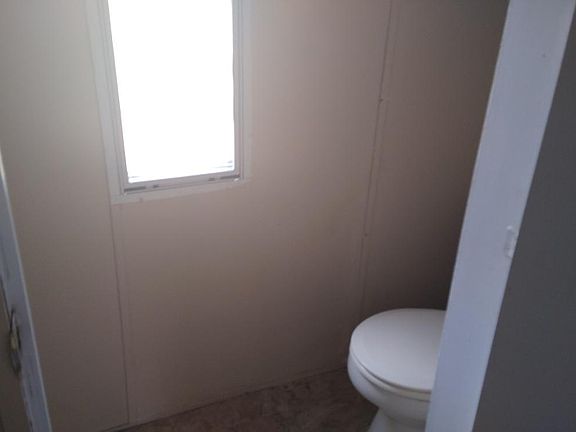 3rd image of 615 Sharon Ln