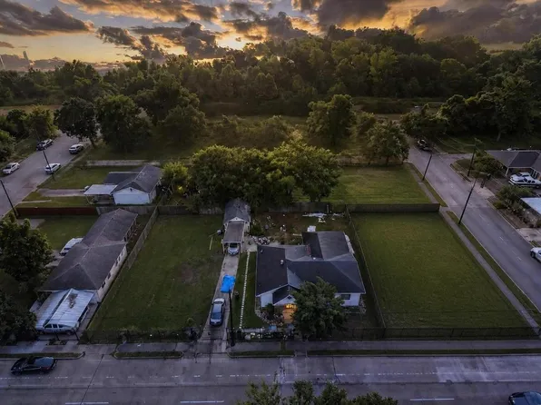5604 Elysian St, Houston, TX 77009