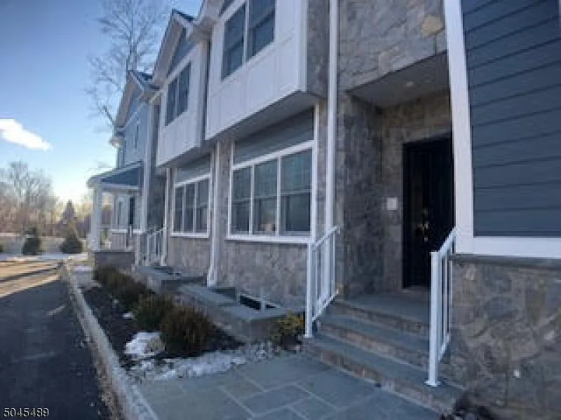 3 bed, 5.0 bath, $4,100 — Photo 2