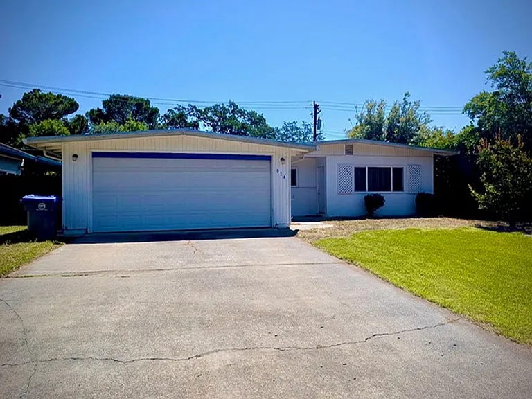 914 Snyder Dr — Photo 1