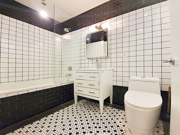4th image of 634 Kosciuszko St APT 3R