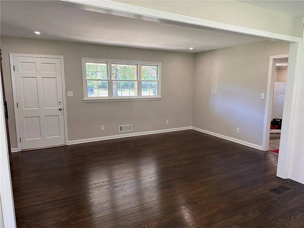 3 bed, 2.0 bath, 1716 sqft, $2,600 — Photo 2