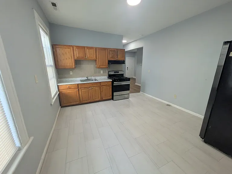 40 Center St #2R — Photo 1