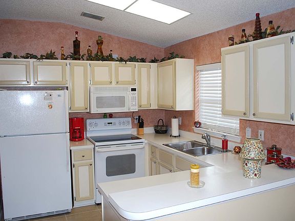 Beautiful light & bright kitchen